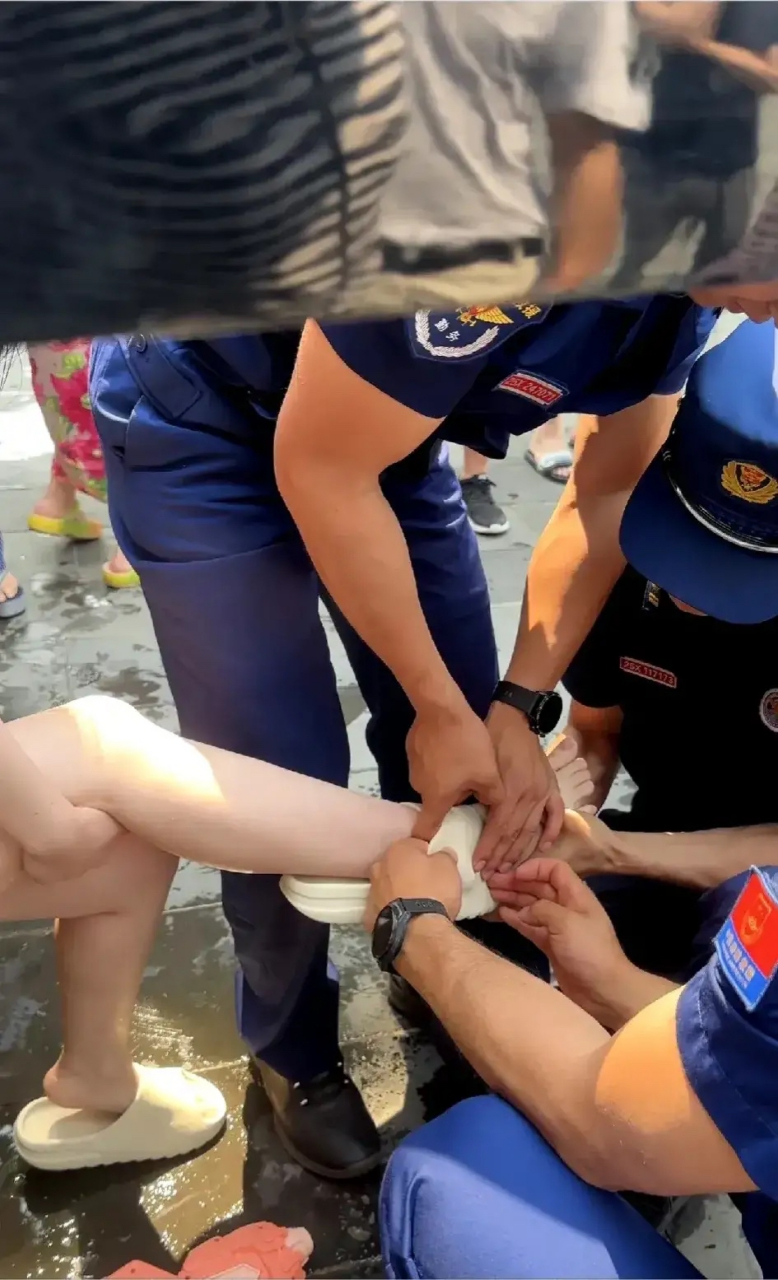 不得不说,长的好看就是好,周围人都围着转.