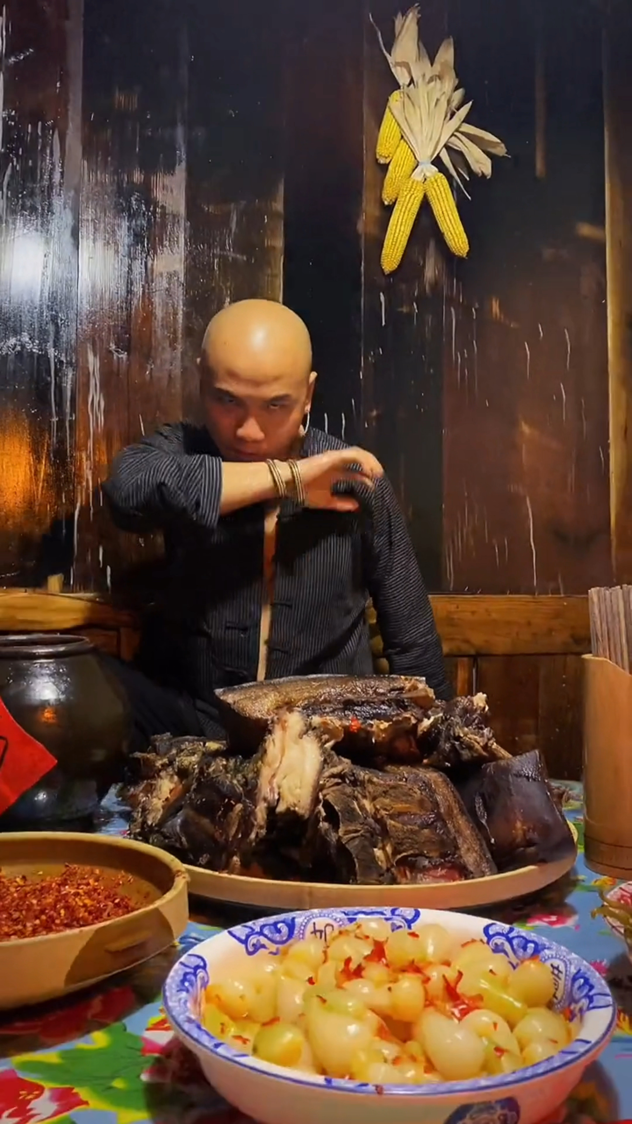 大碗喝酒,大口吃肉,从来不问这俗世忧愁.