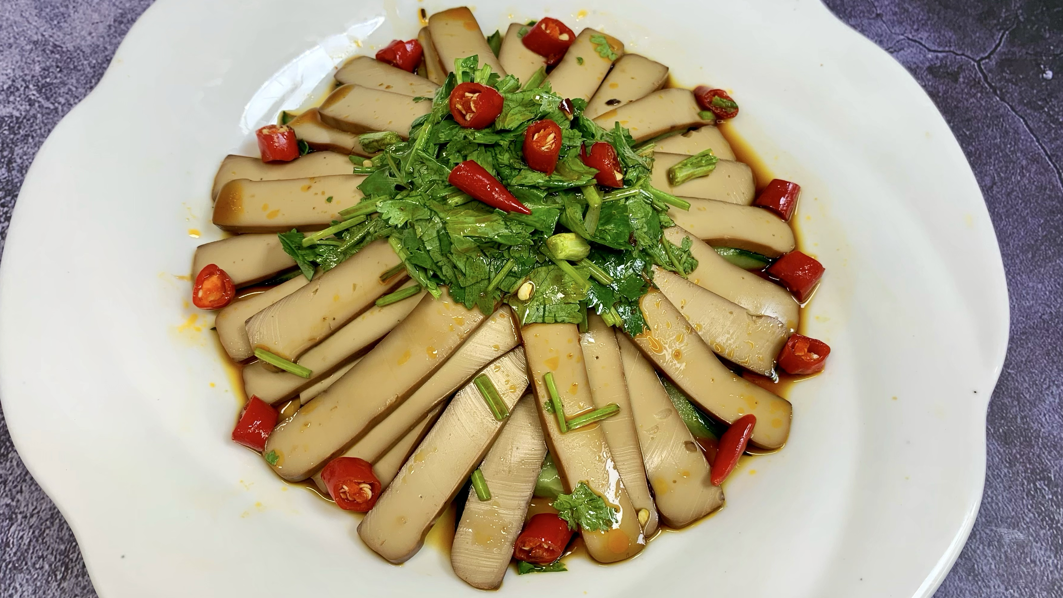 天热不想炒菜来一盘凉拌鸡蛋干,简单一拌,鲜嫩入味,下酒又下饭