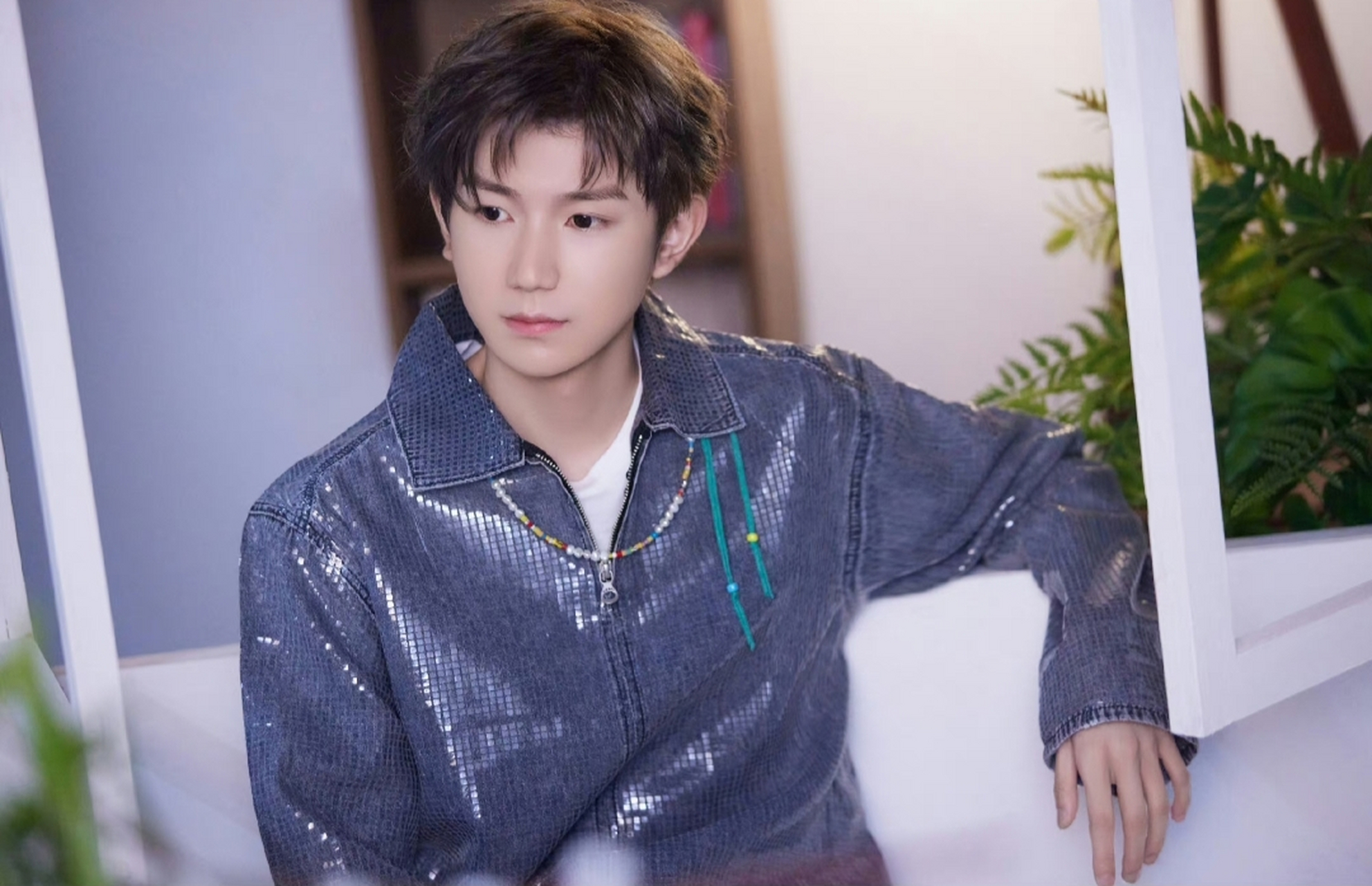 王源帅照来袭,一身blingbling蓝色套装,帅气阳光少年一枚#明星写真