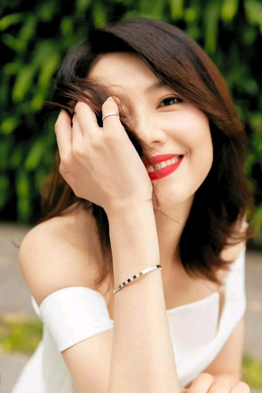 盘点最爱笑的女明星都有谁?#娱乐##明星#  1.高圆圆 2.杨颖