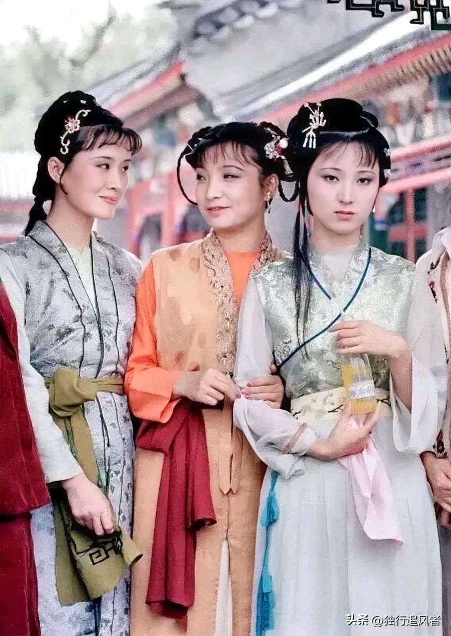 这是87版《红楼梦》的一张幕后花絮照片,陈晓旭饰演的"林黛玉"在拍摄