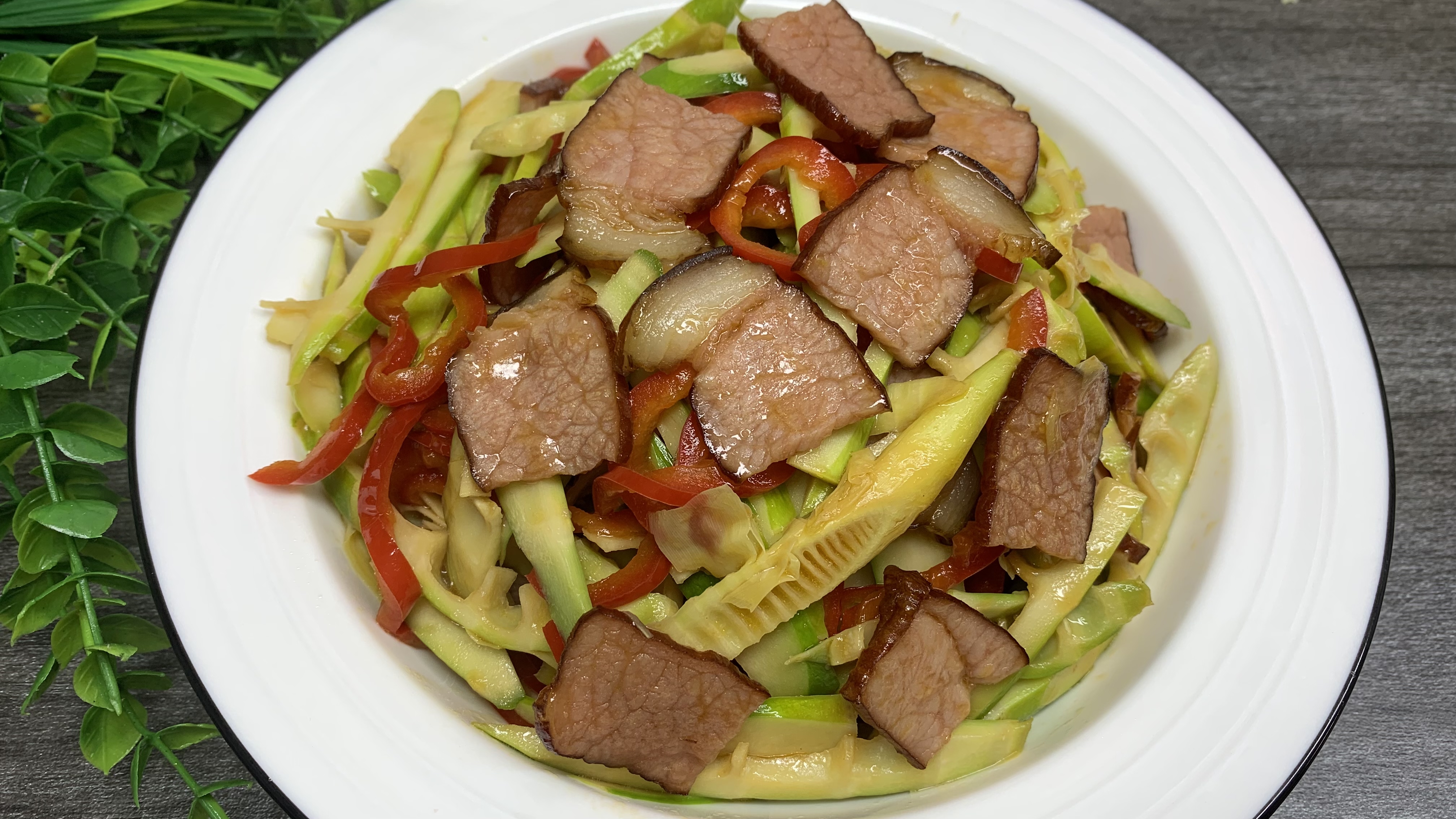 不能错过的美味,竹笋炒腊肉,清脆爽口,鲜香味美,下酒又下饭