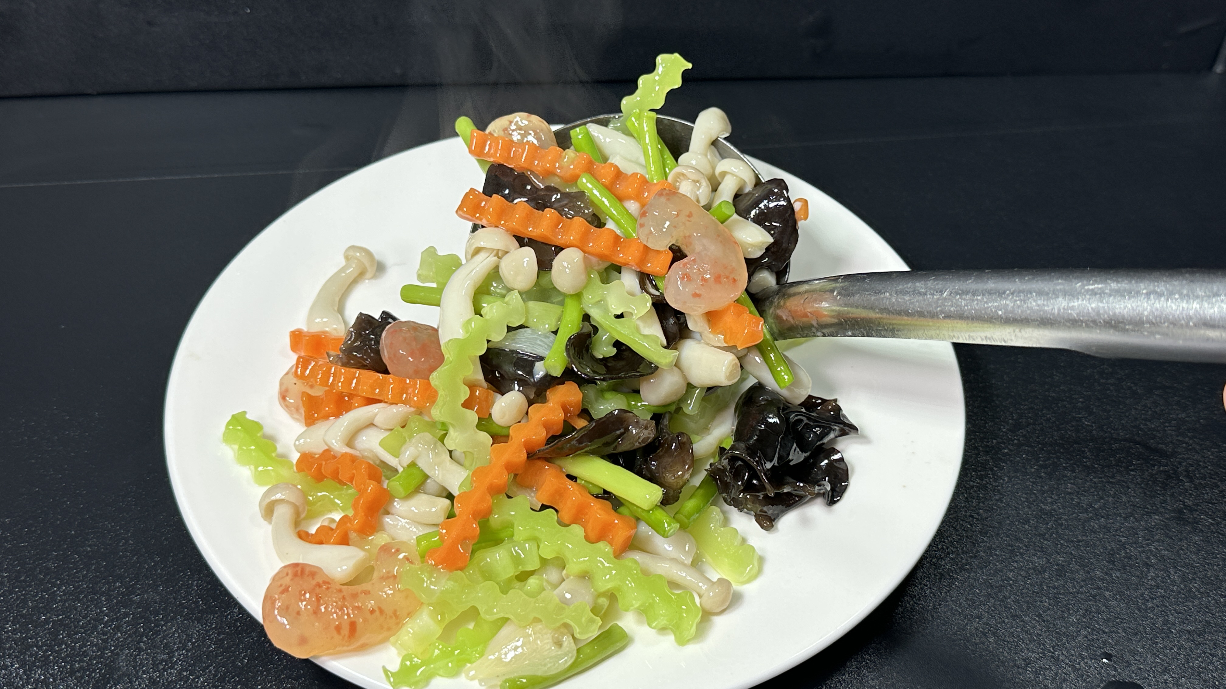 家里来客人想吃素菜就做这个家常小炒,鲜香味美做法简单又好吃