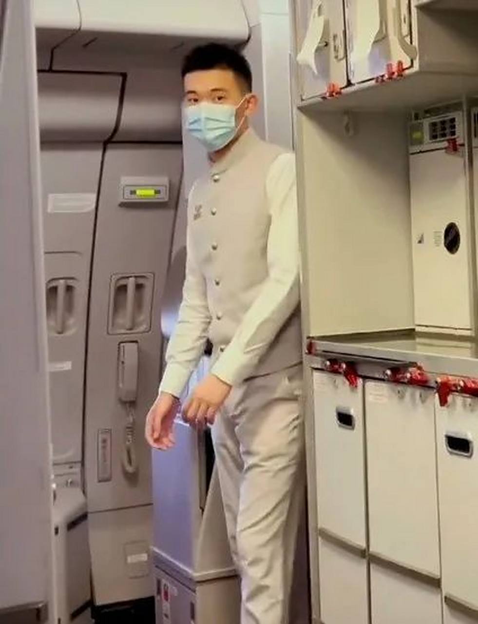 抓拍海航的空少小哥,带着口罩都觉得他很帅 戴口罩的海航空少小哥
