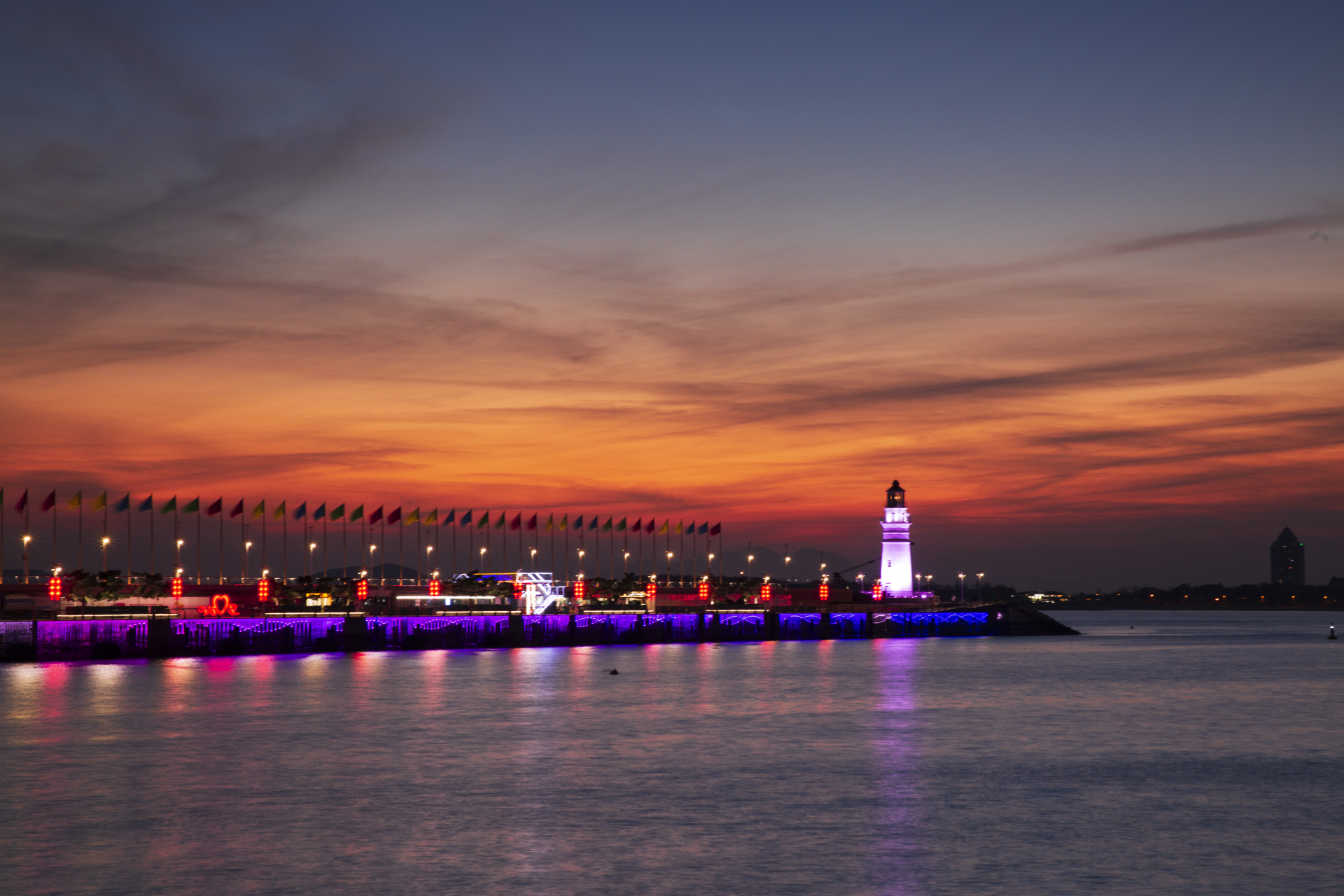 青岛奥帆中心的情人坝,一个浪漫的的地标,和相爱的人,坐在这里临风