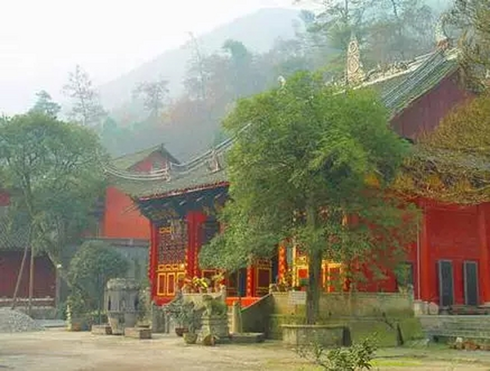 確山有個北泉寺,這裡的泉水千年不息,清澈甘甜.寺院恰居泉水之眼瞼.