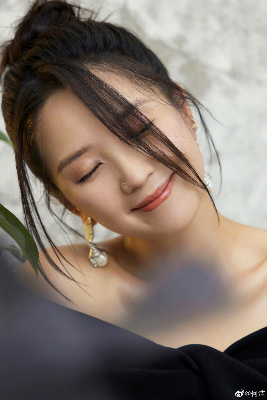 何洁终于减肥成功!晒近照瘦了一大圈,锁骨窝小蛮腰超抢镜!