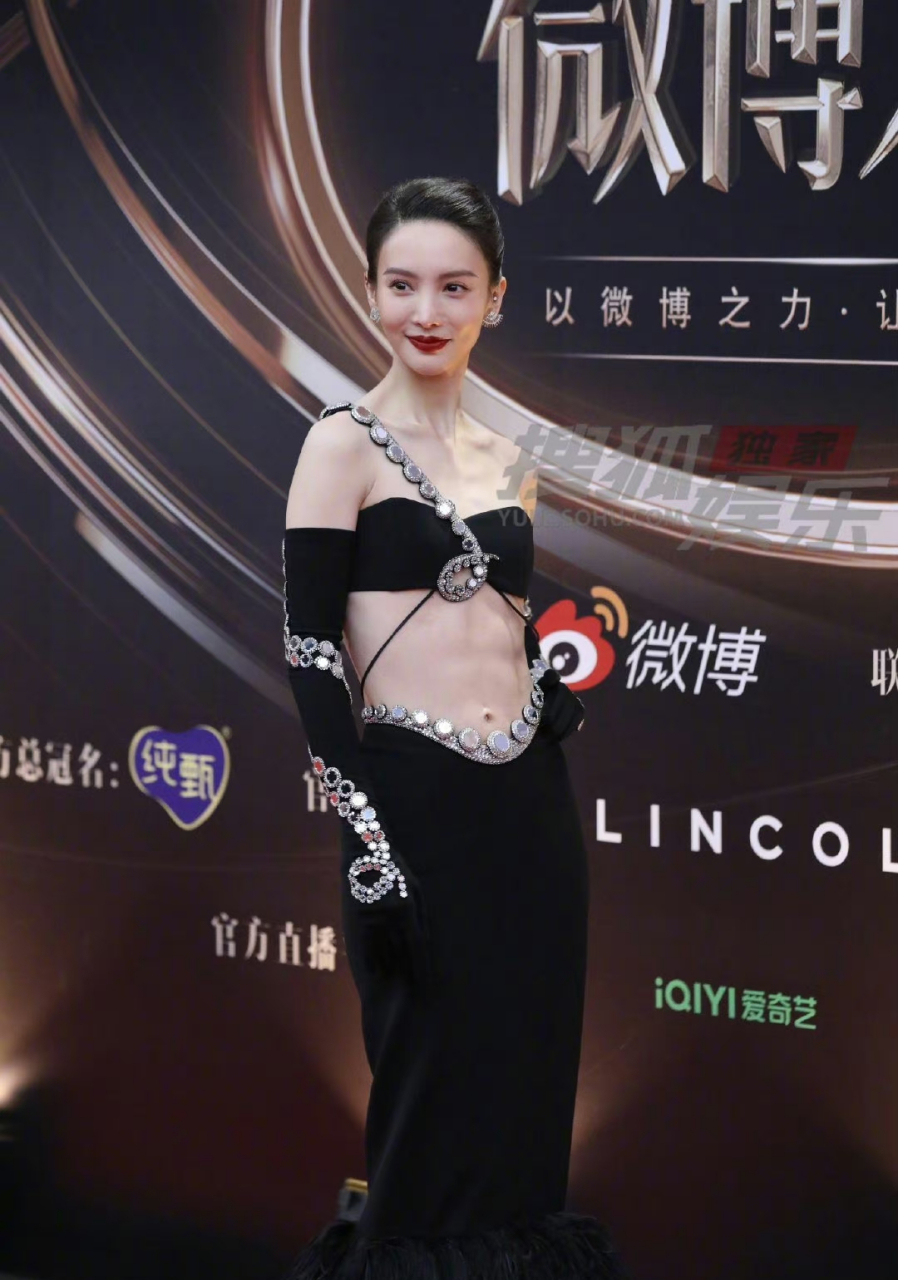 微博之夜金晨展示腹肌! 感觉怪怪的…… 这好看吗?