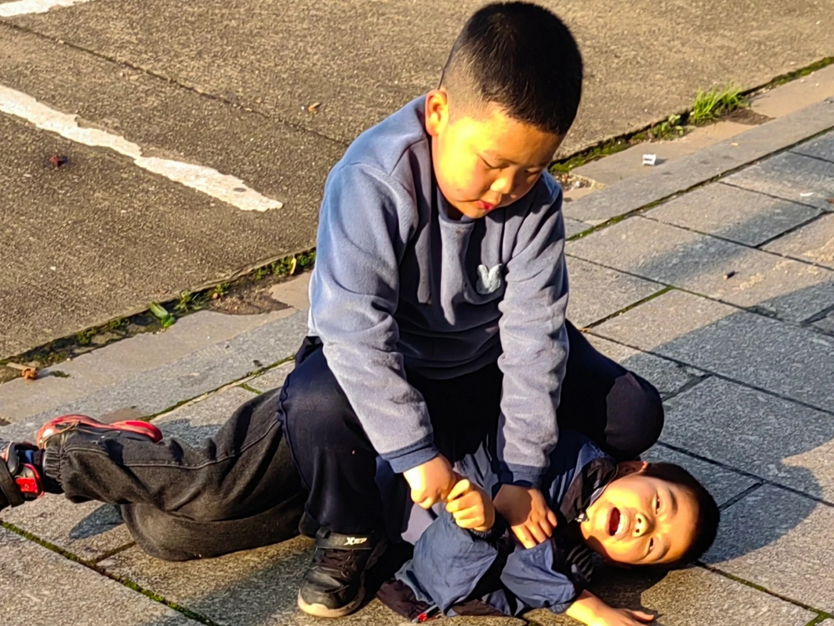 山西襄垣县某中学疑似一女生遭校园霸凌,数名女生掌掴该女生].