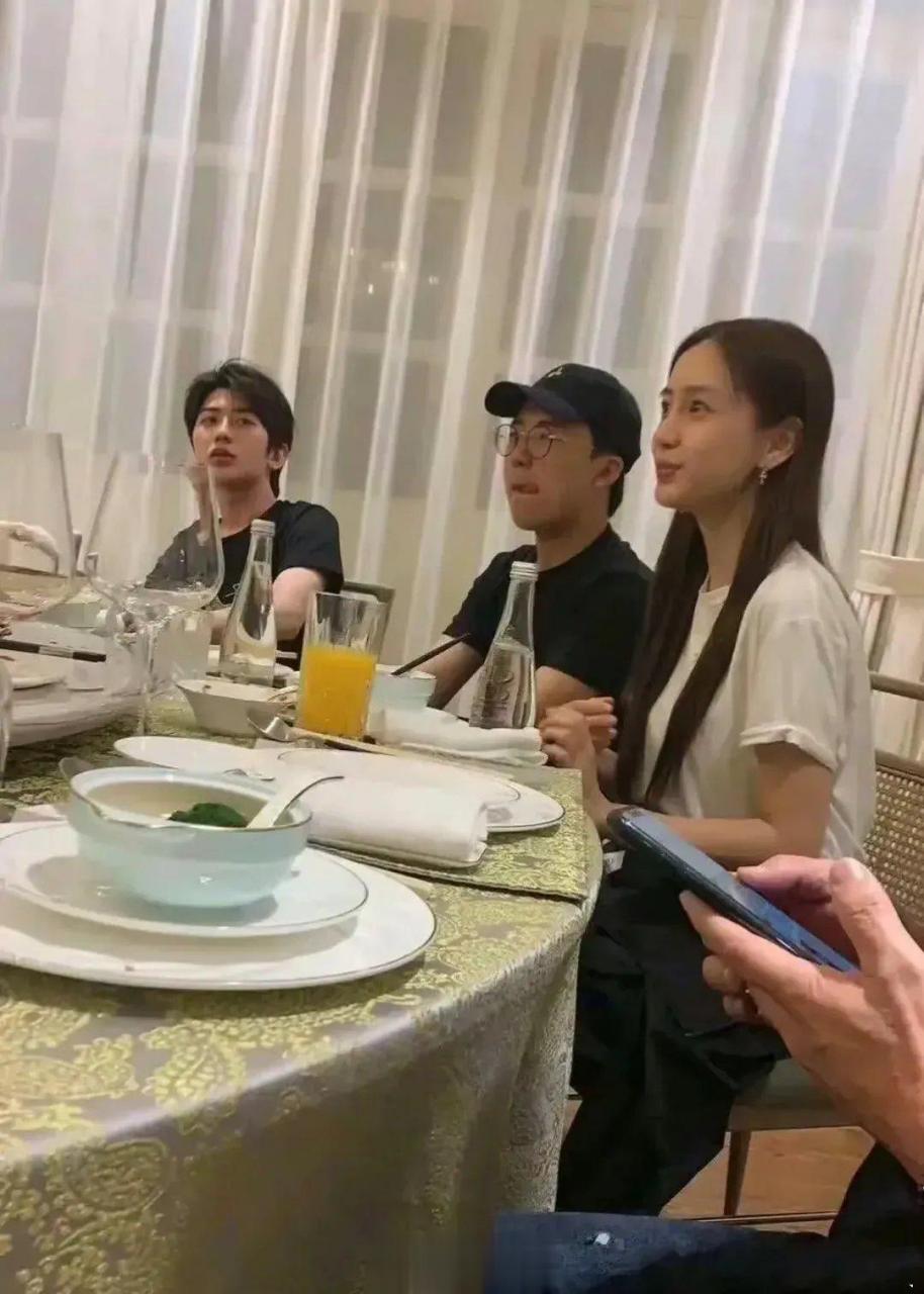 原来女明星参加酒局是要素颜的,杨幂杨颖就是最好的证明.676767