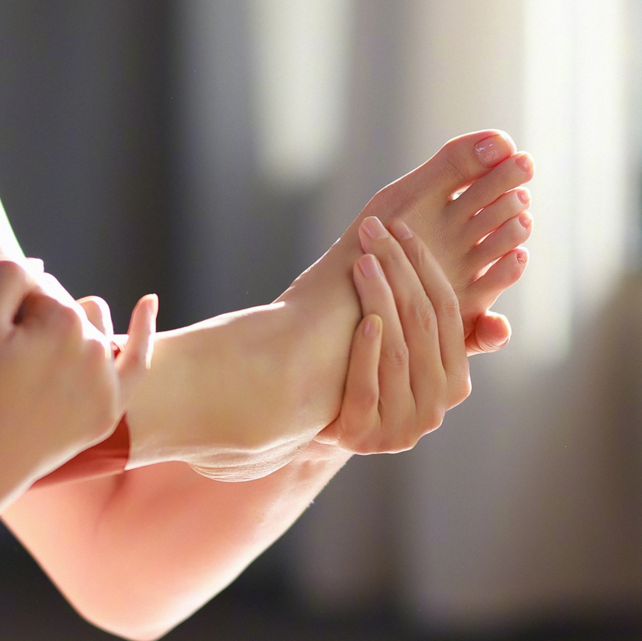 演员陈数光脚做瑜伽展示美腿玉足,2023年7月,陈数领衔主演的电视剧