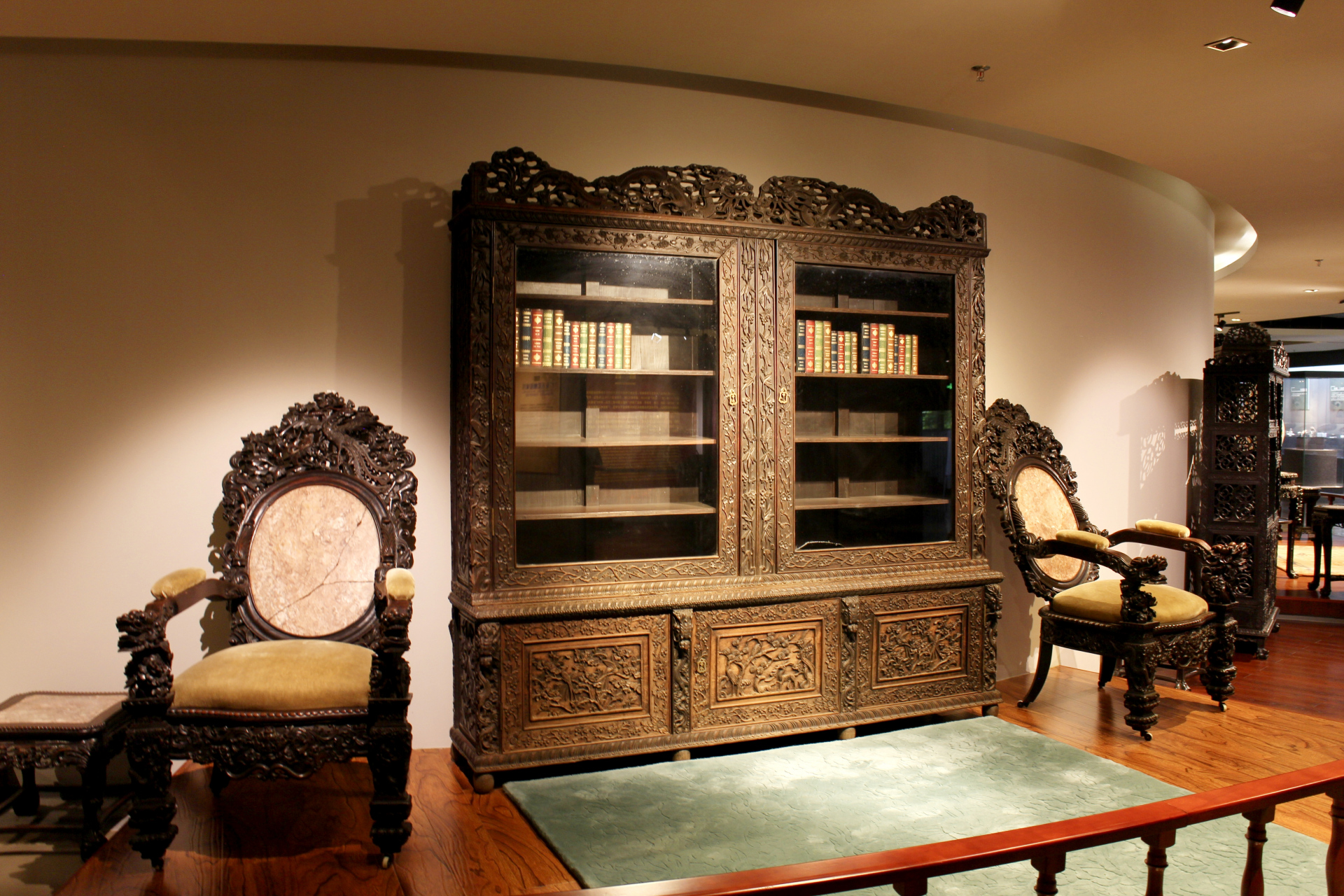 广州十三行博物馆3:--广东五常酸枝家具      清代广式家具畅销欧美