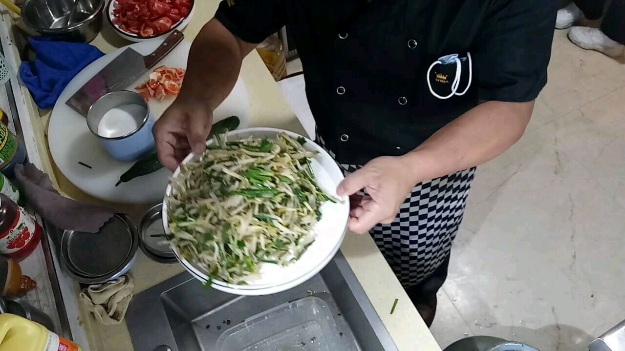 大鱼大肉吃腻了,来一道清脆爽口的豆芽炒韭菜,美滴很