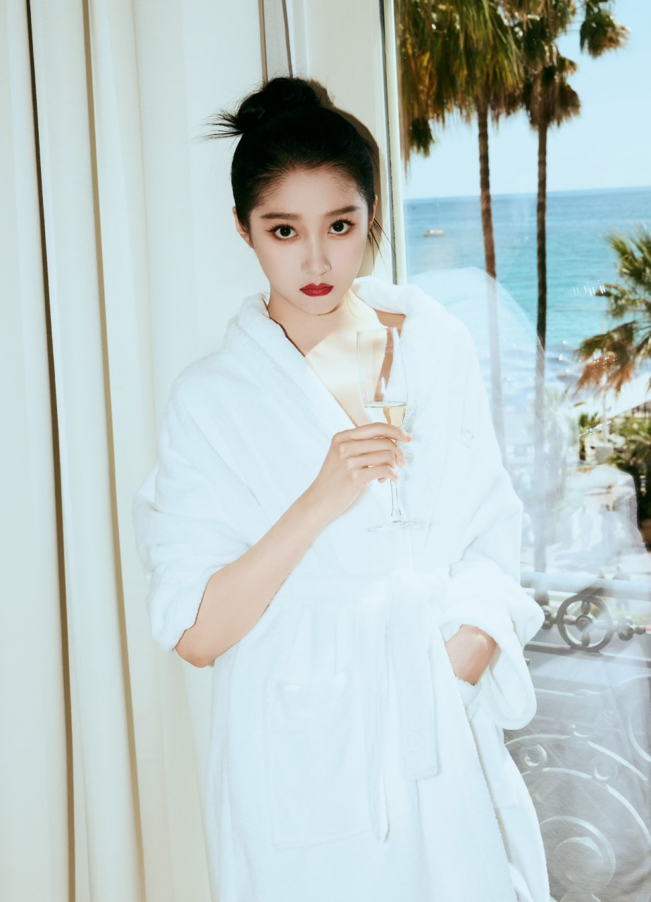 关晓彤也玩"反差感",穿深v浴袍涂大红唇,霸气又不失女人味.