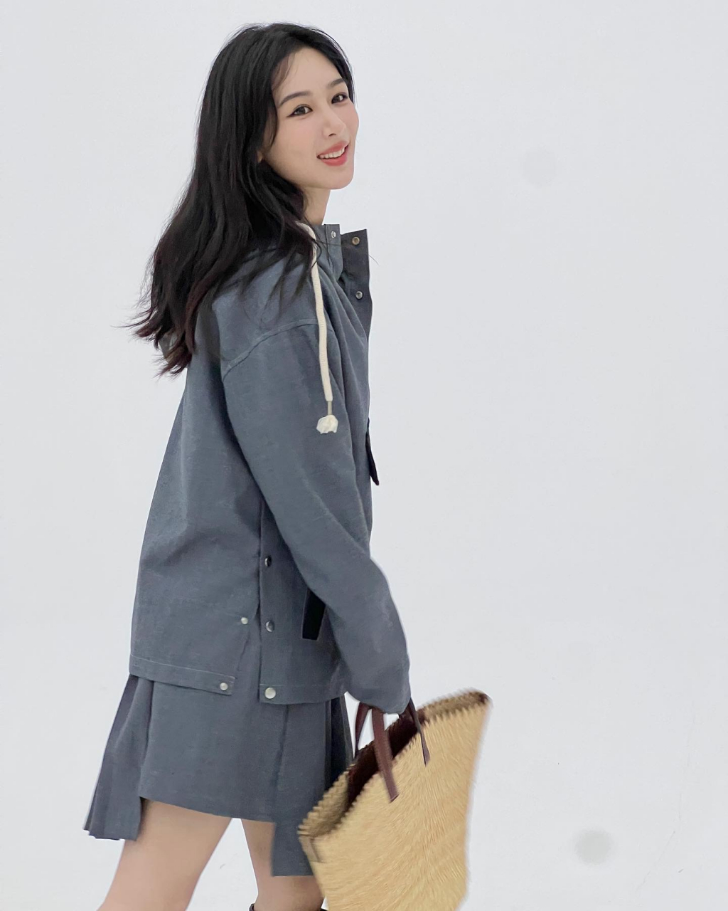 杨紫ins营业真美啊,没有刘海长发披肩,灰色短裙套装搭长筒鞋,状态真好