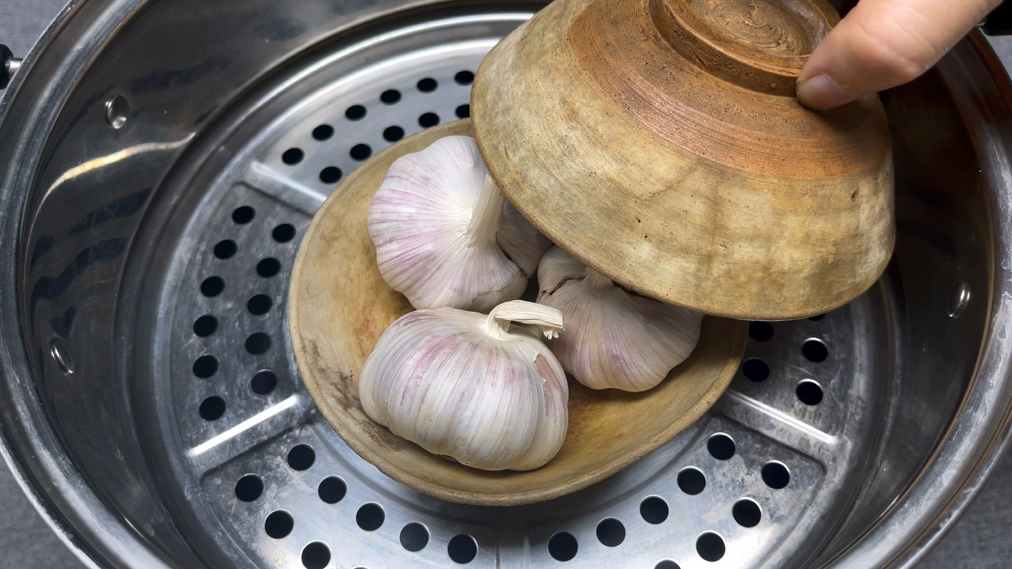 大蒜放碗里蒸一蒸,教你养生吃法,没想到作用可真大,省钱又实用