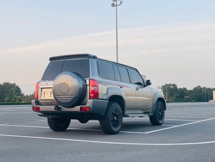 实拍经典版日产y61:造型复古,越野性能霸气,对标陆巡lc系列