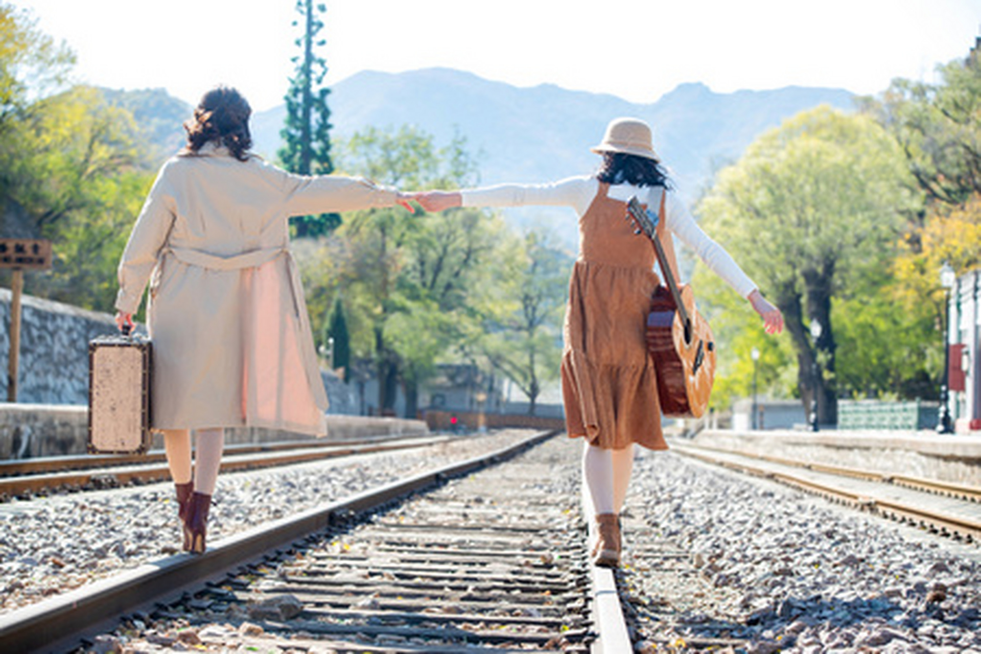 我有一个问题想不通,为何街上两个女孩手牵手,人们觉得很正常.