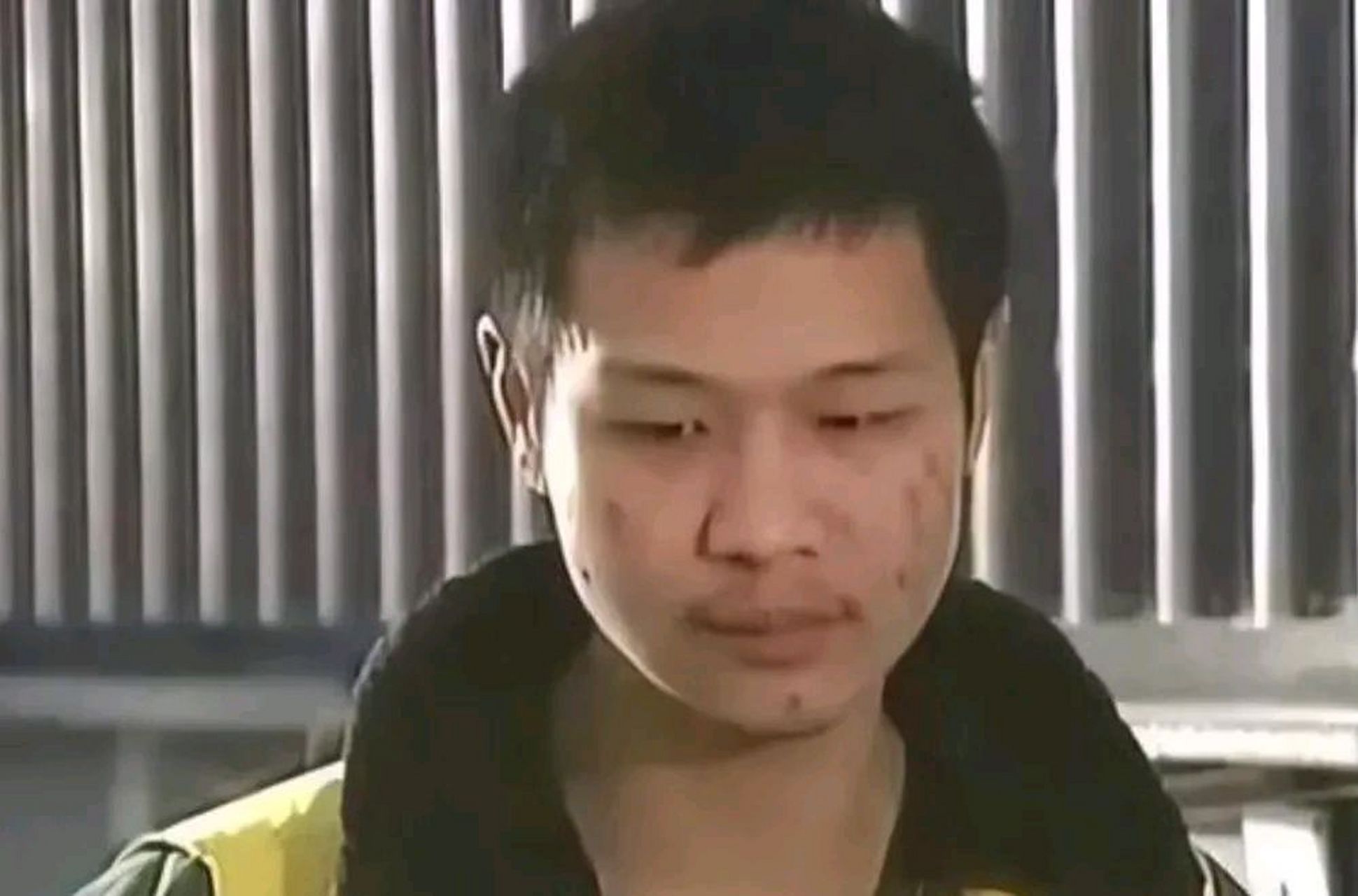 2008年,郑州23岁女护 士郭爽即将押赴刑场,她表情麻木的走出牢房.