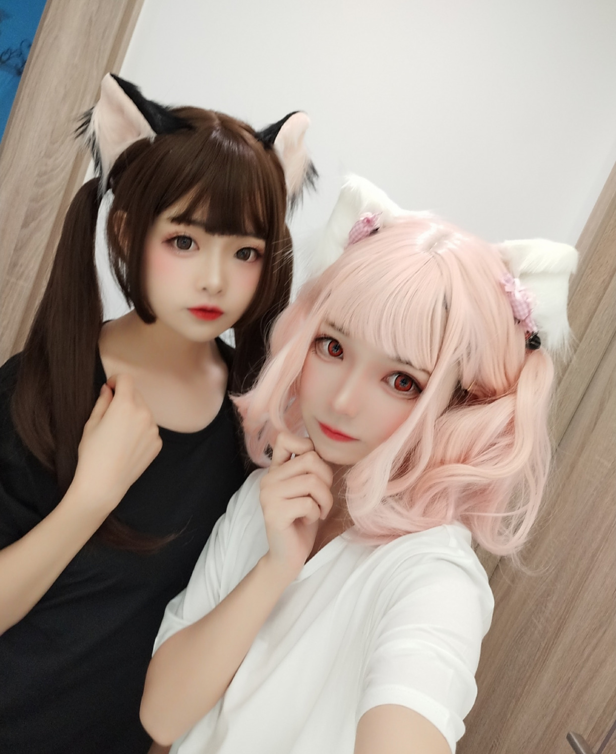 cosplay:黑白两只可爱的猫娘,遮住脸不见人,难道只能看腿吗?