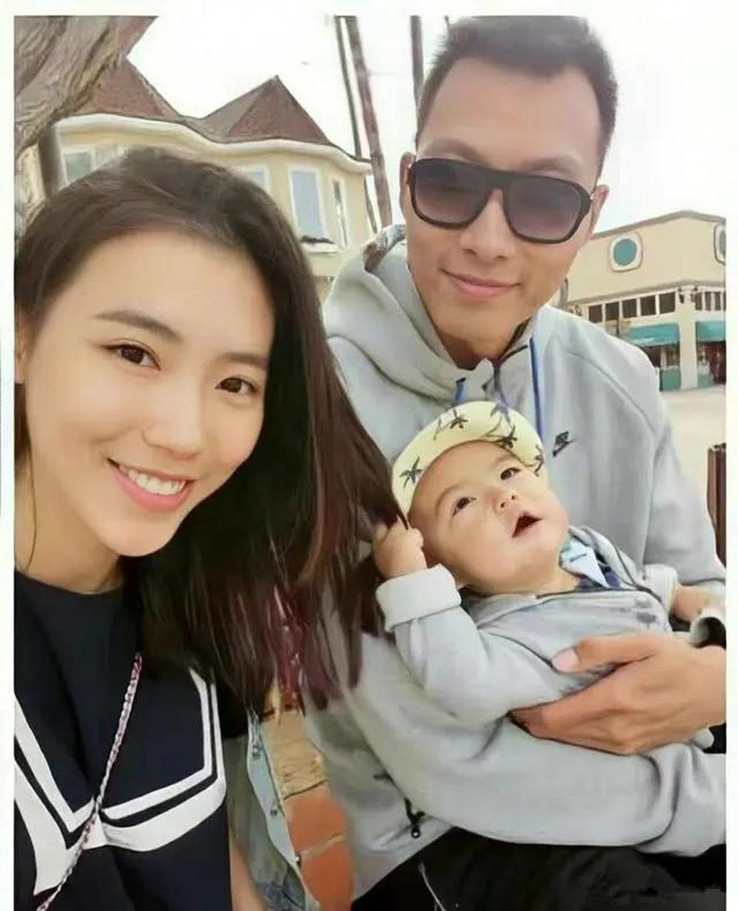 胡明轩阿联2人妈妈罕同框!胡妈51岁气质如少女,阿联妈显苍老