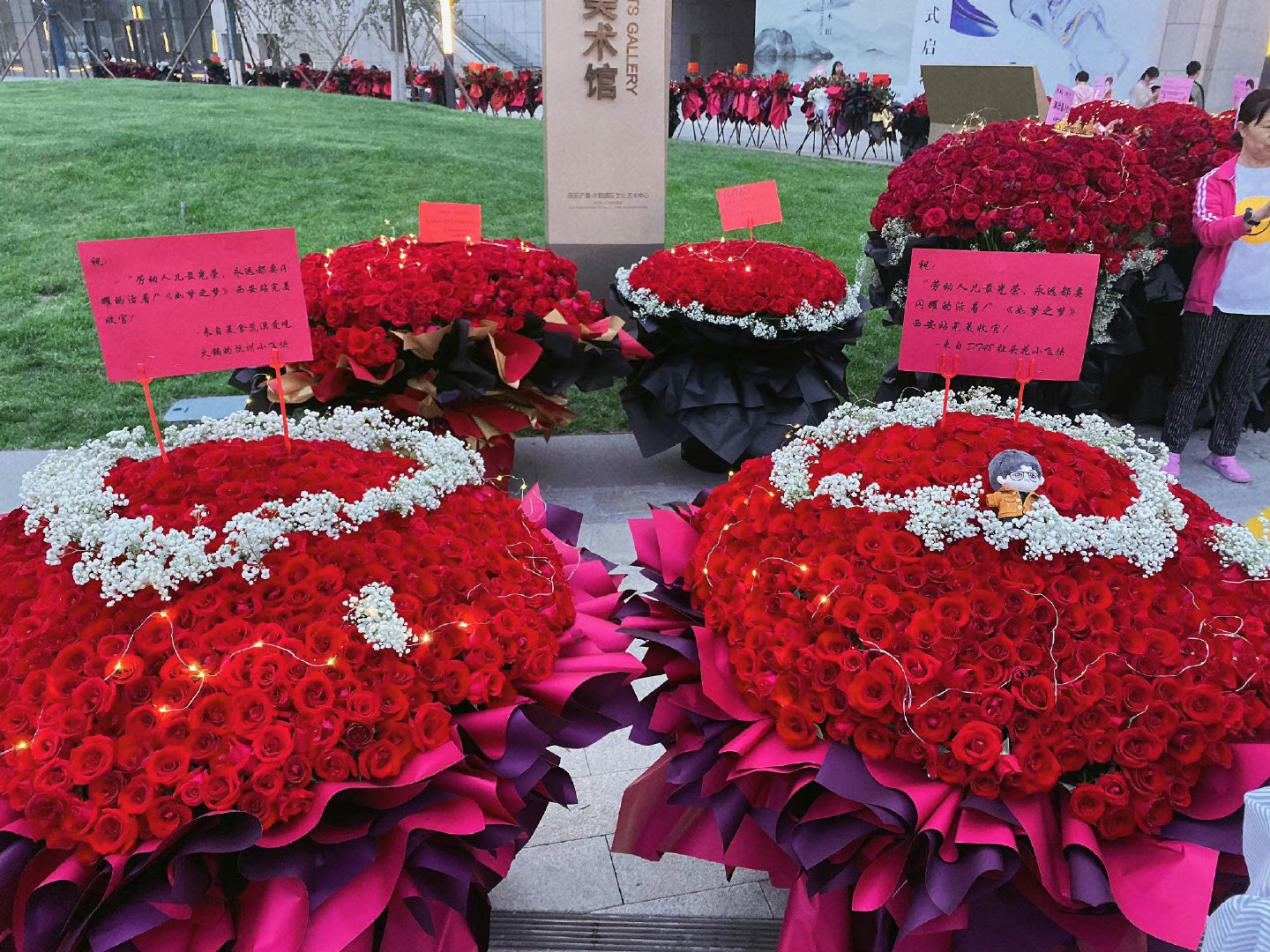 肖战《如梦之梦》收官,粉丝纷纷送来超大束玫瑰花