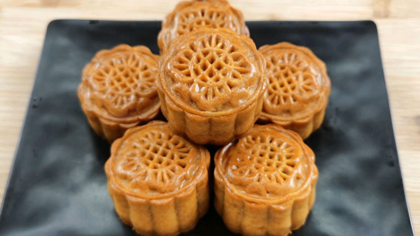 在家就可以做月饼,广式蛋黄莲蓉月饼,打好包装就更漂亮了