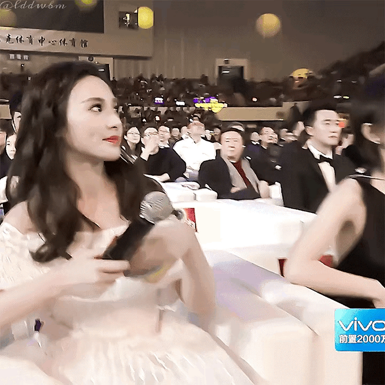 她就是爱奇艺早班机的那个小冉君,那节目有三个人,她外形确实要突出