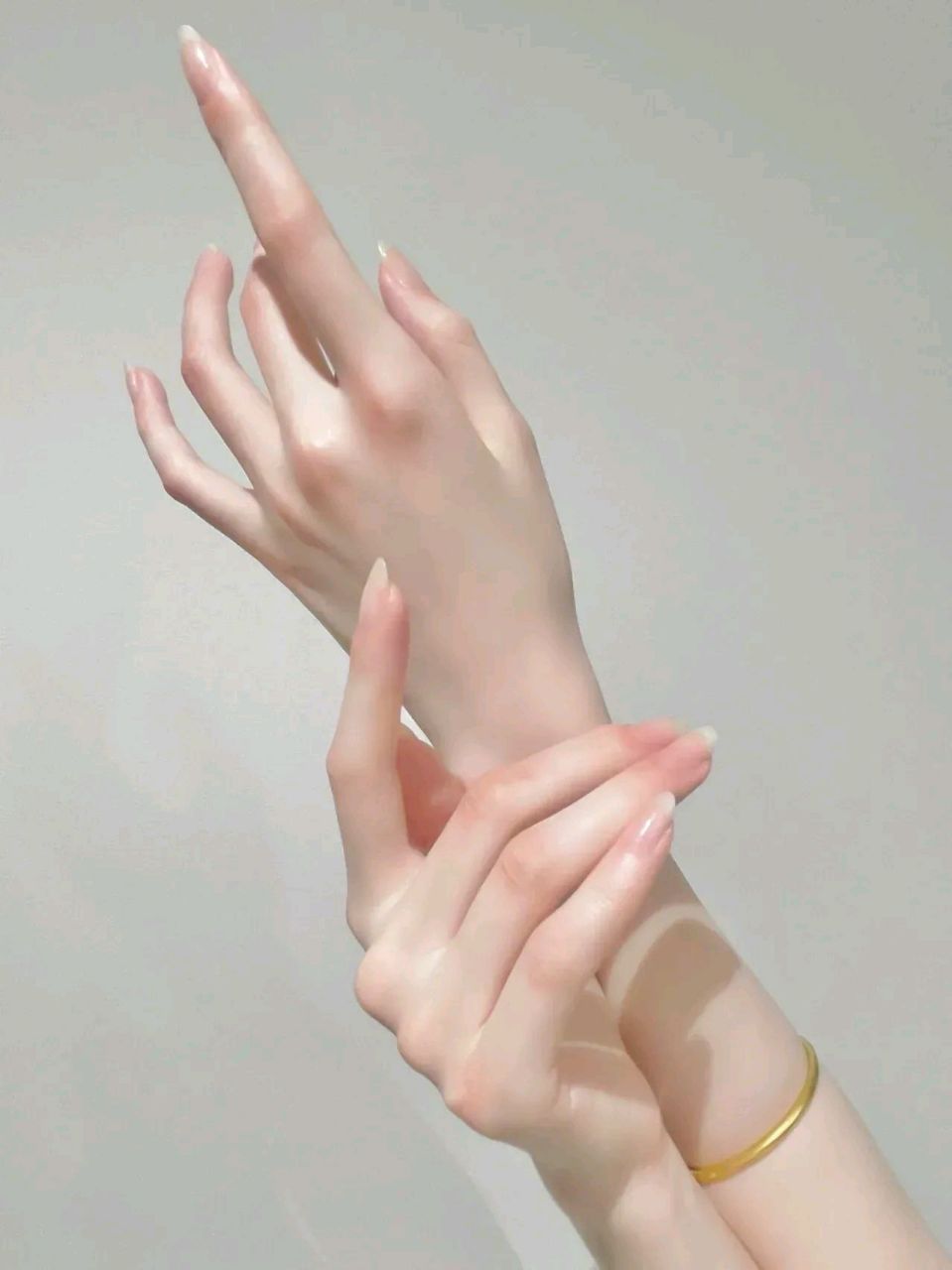 ​纤纤玉手,柔软细腻,仿佛是上天的恩赐.