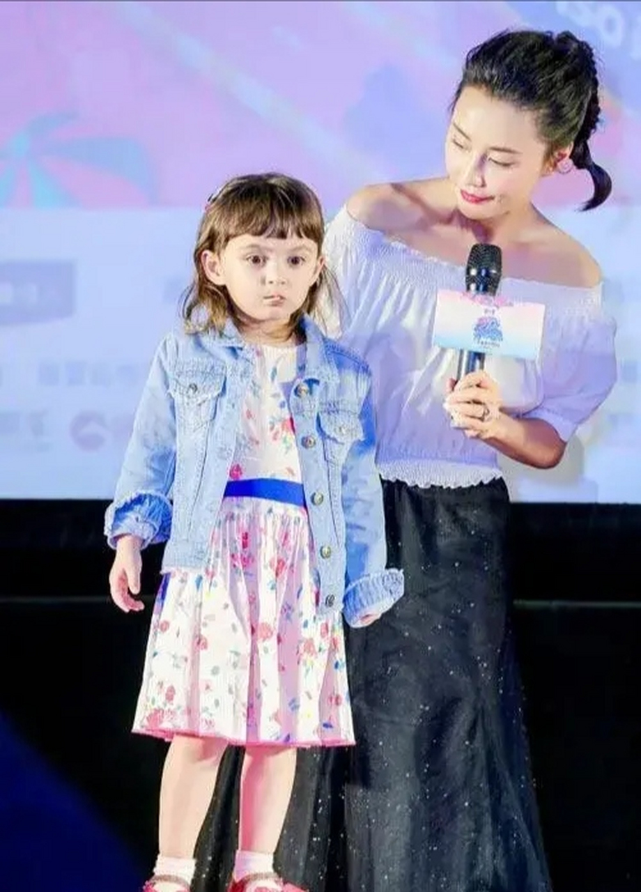 开学的第一天,马雅舒兴高采烈地送4岁的女儿米雅去幼儿园,但没想到第