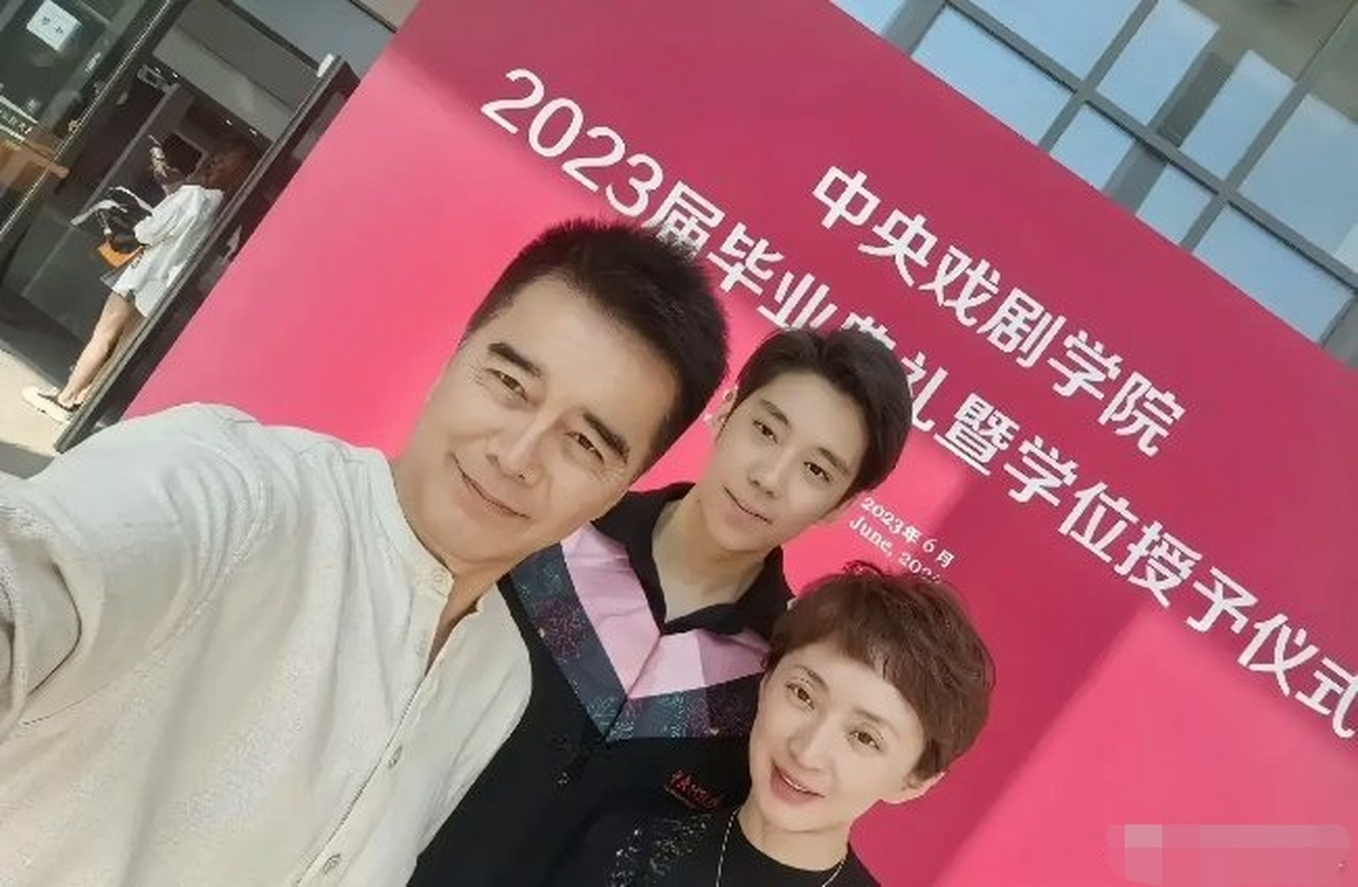 眉眼之间很像许亚军呢,而且个子很高,几乎要比许亚军高出一个头.