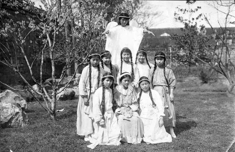 1915年南京金陵女子学院开学