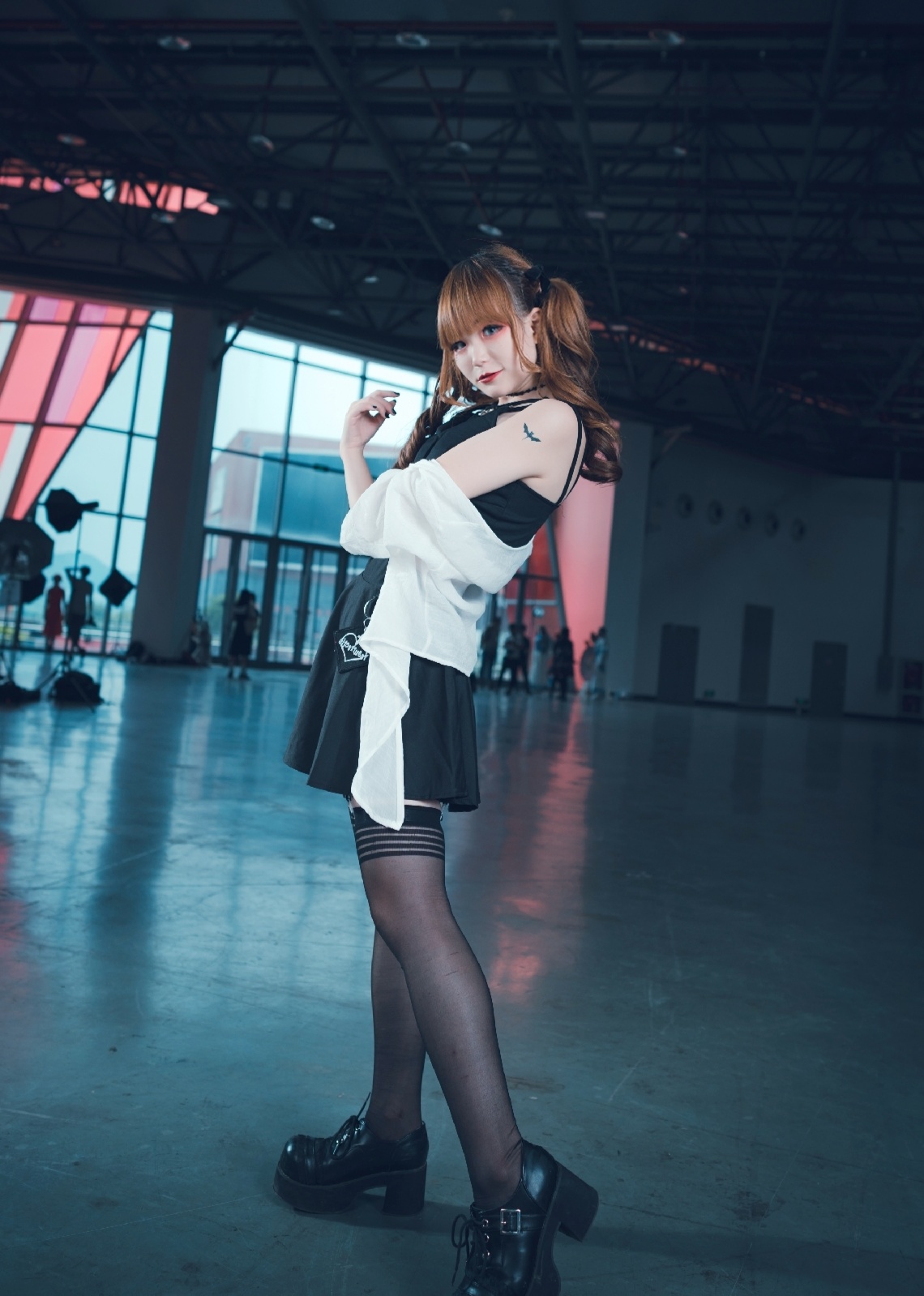 漫展上看到一位拍场照的"黑丝"萌妹子,姿势还挺多,有点可爱哦