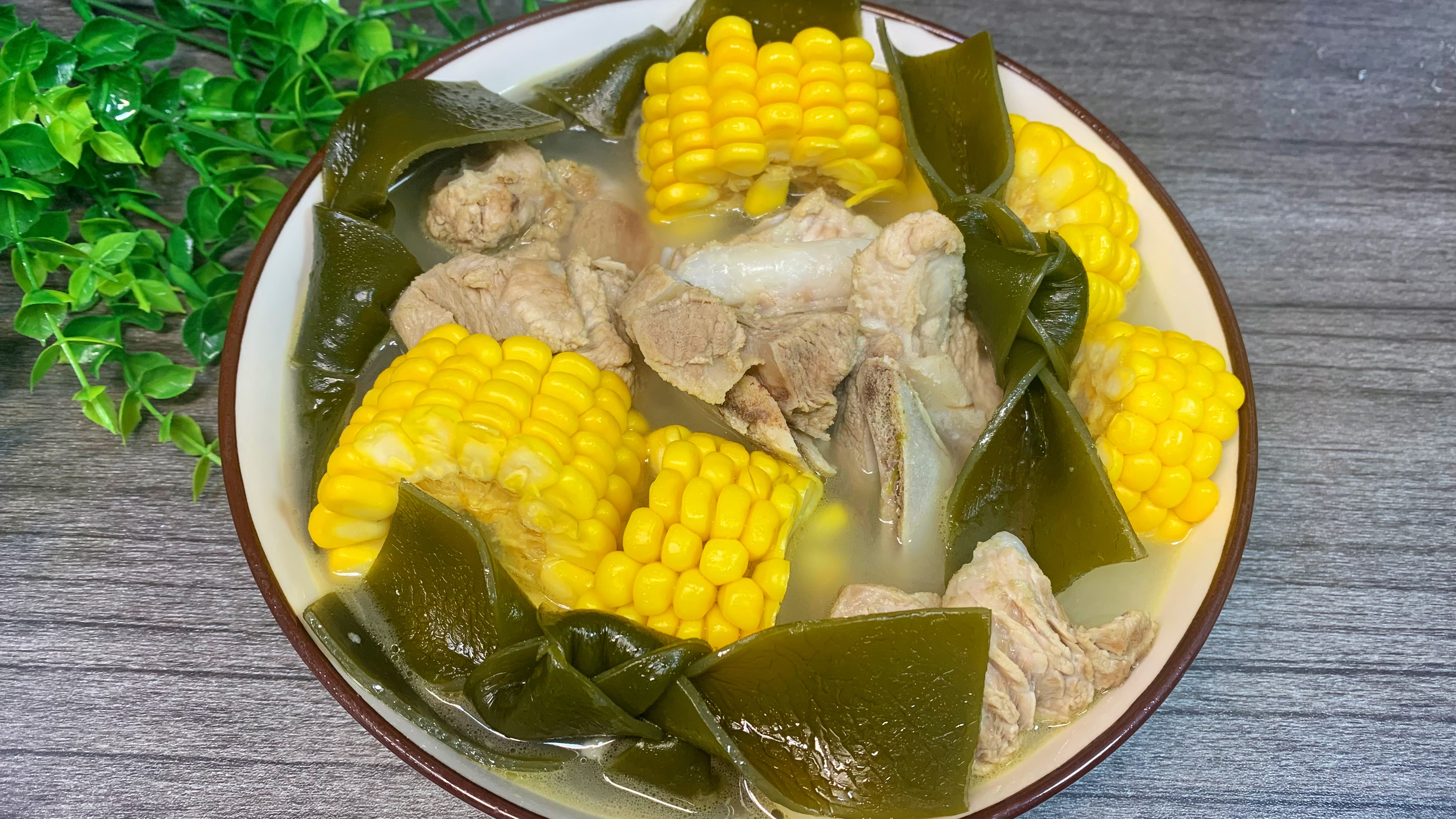 玉米海带骨头汤最简单的做法,汤白肉嫩味道鲜美,营养丰富又好喝