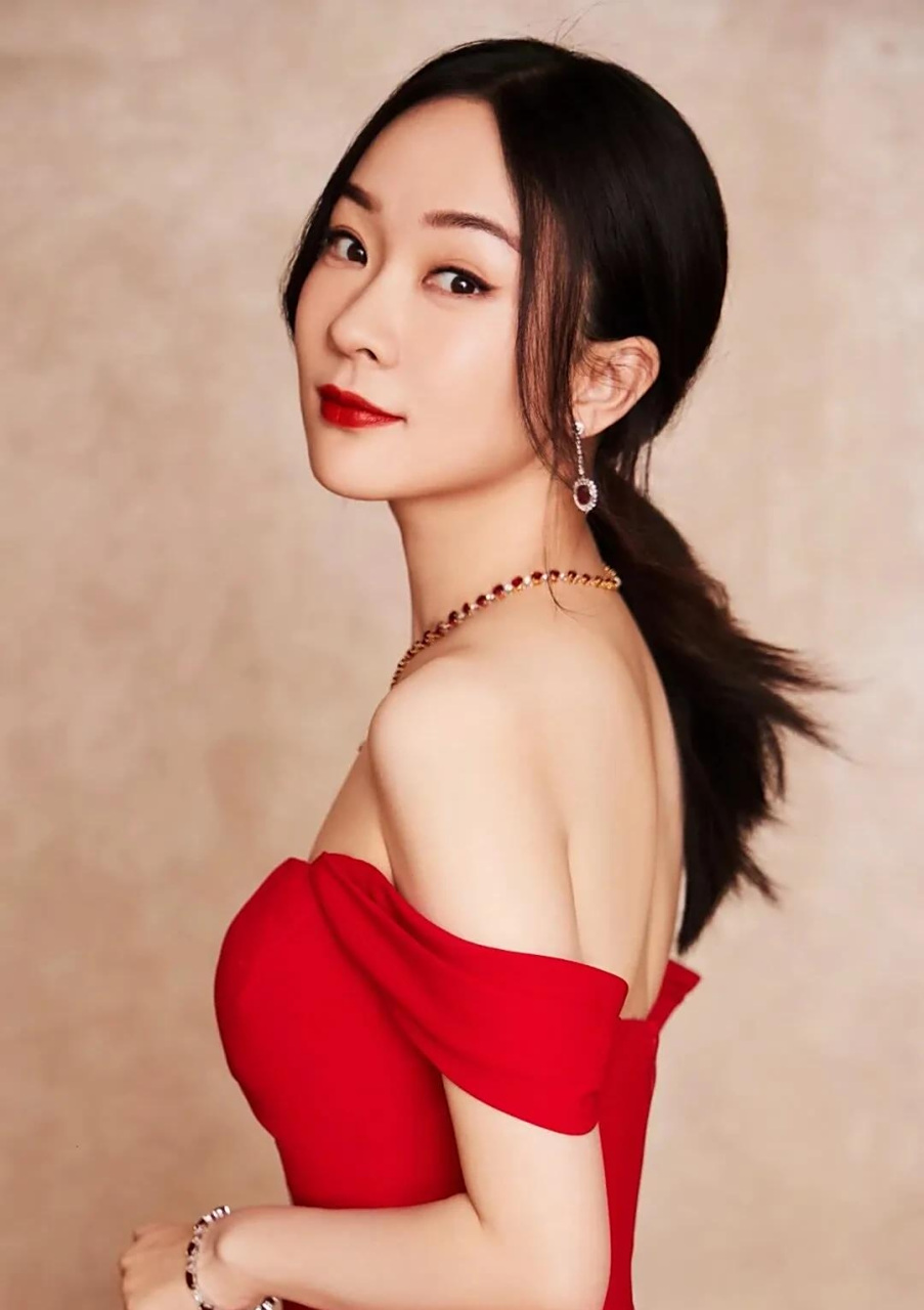 气质女神霍思燕温柔大气,妩媚迷人,女人味十足  霍思燕是一位非常出色