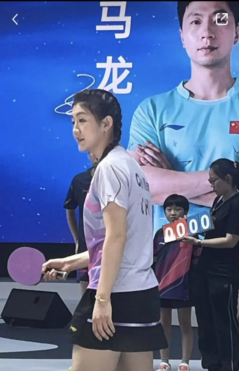 前两天看陈梦没有这么胖啊,怎么最新穿上小裙扎上小辫的梦梦这么显胖