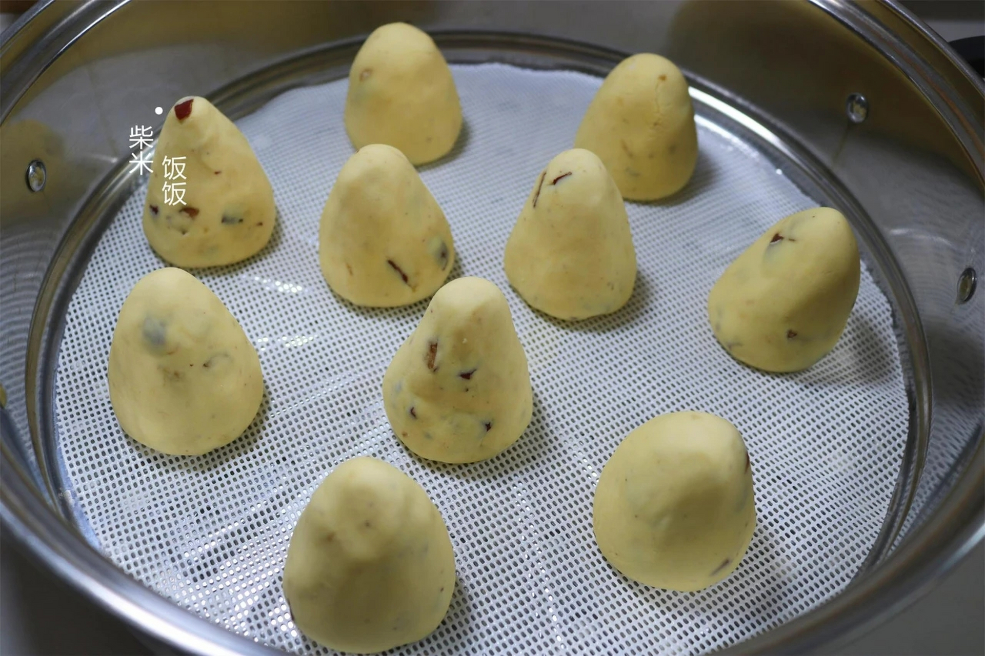 【食材】玉米面粉,糯米粉,红枣,白糖  【具体做法】 1,150克玉米面粉