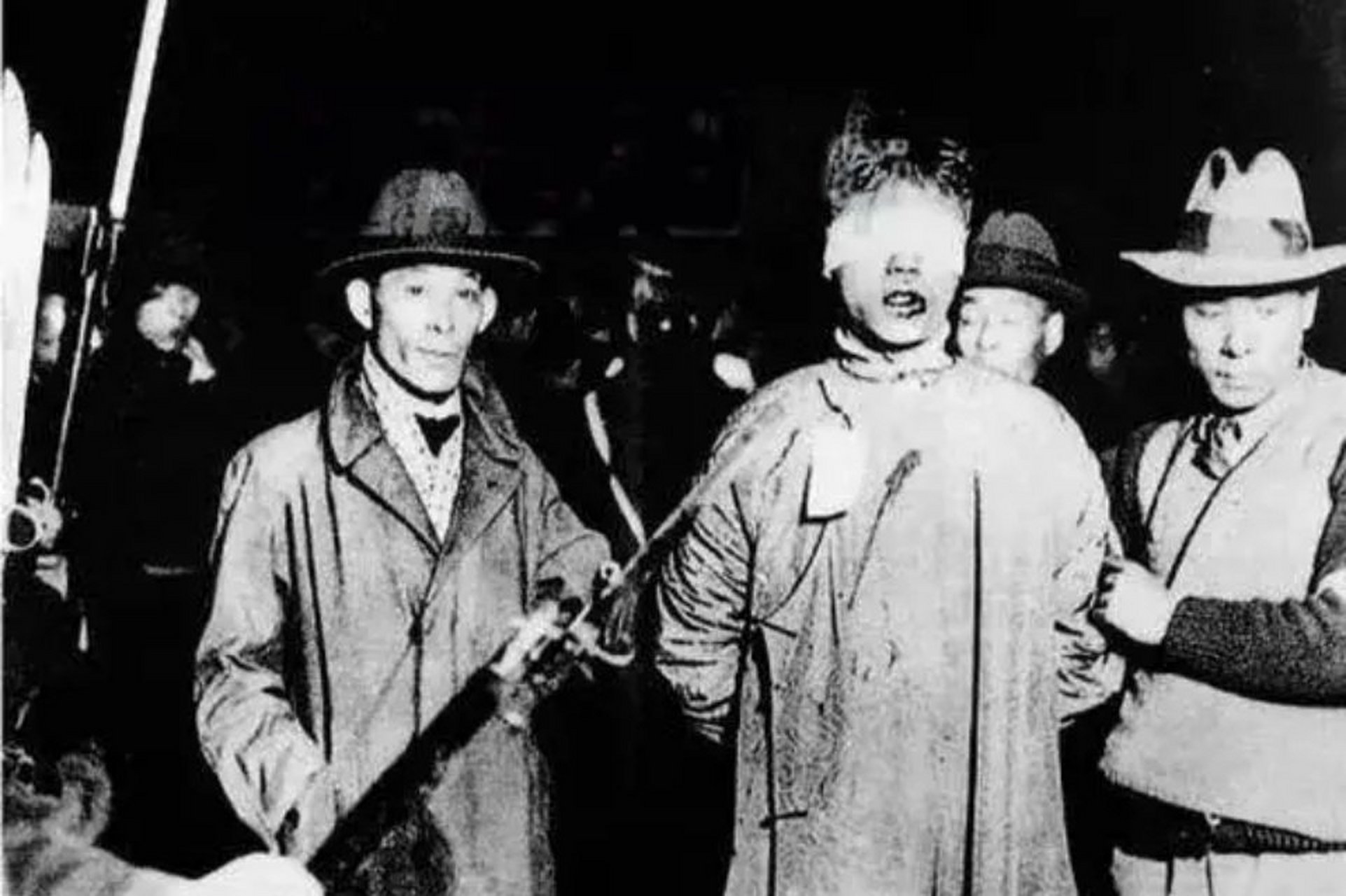 他被白布蒙住双眼,双手被反捆着.一袭长衫,却站得大义凛然,岿然不动.