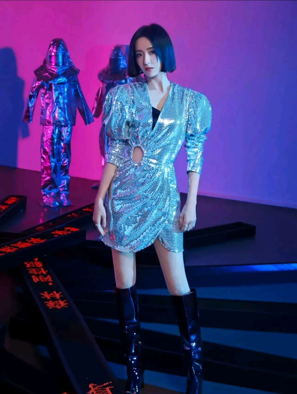 佟丽娅性感时尚,穿长筒靴靓丽性感女神