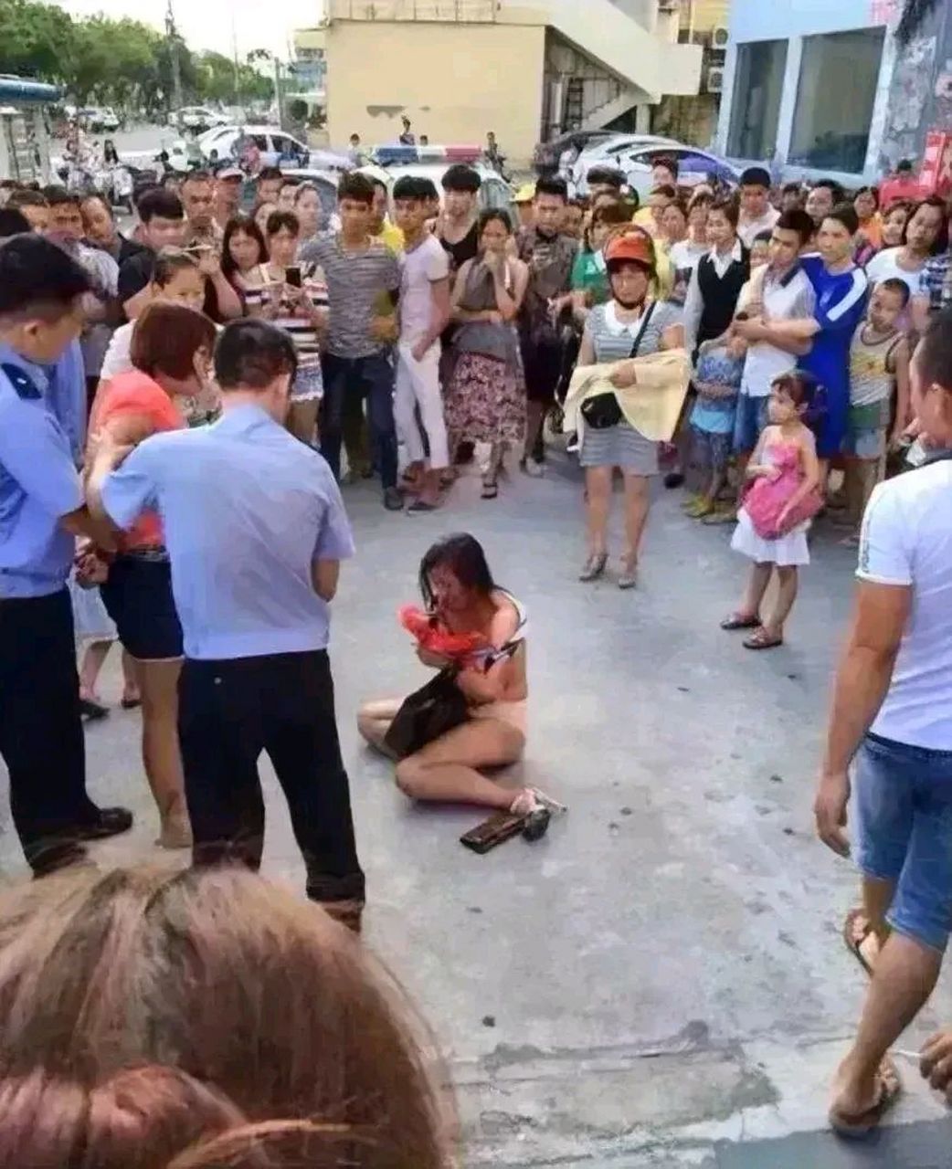 当人们看到"小三"被扒衣殴打,是不是感到大快人心!