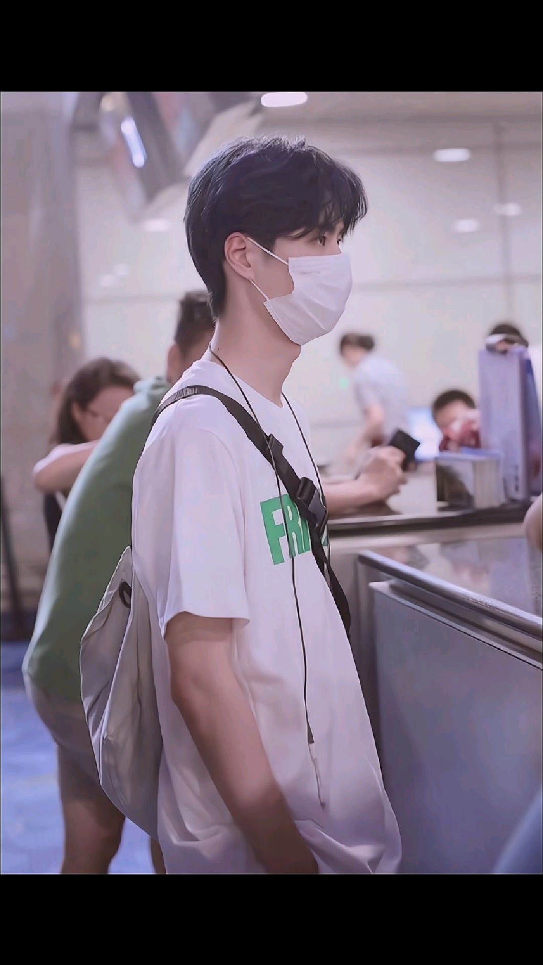 谁说王一博普?明明不露脸也这么帅-度小视