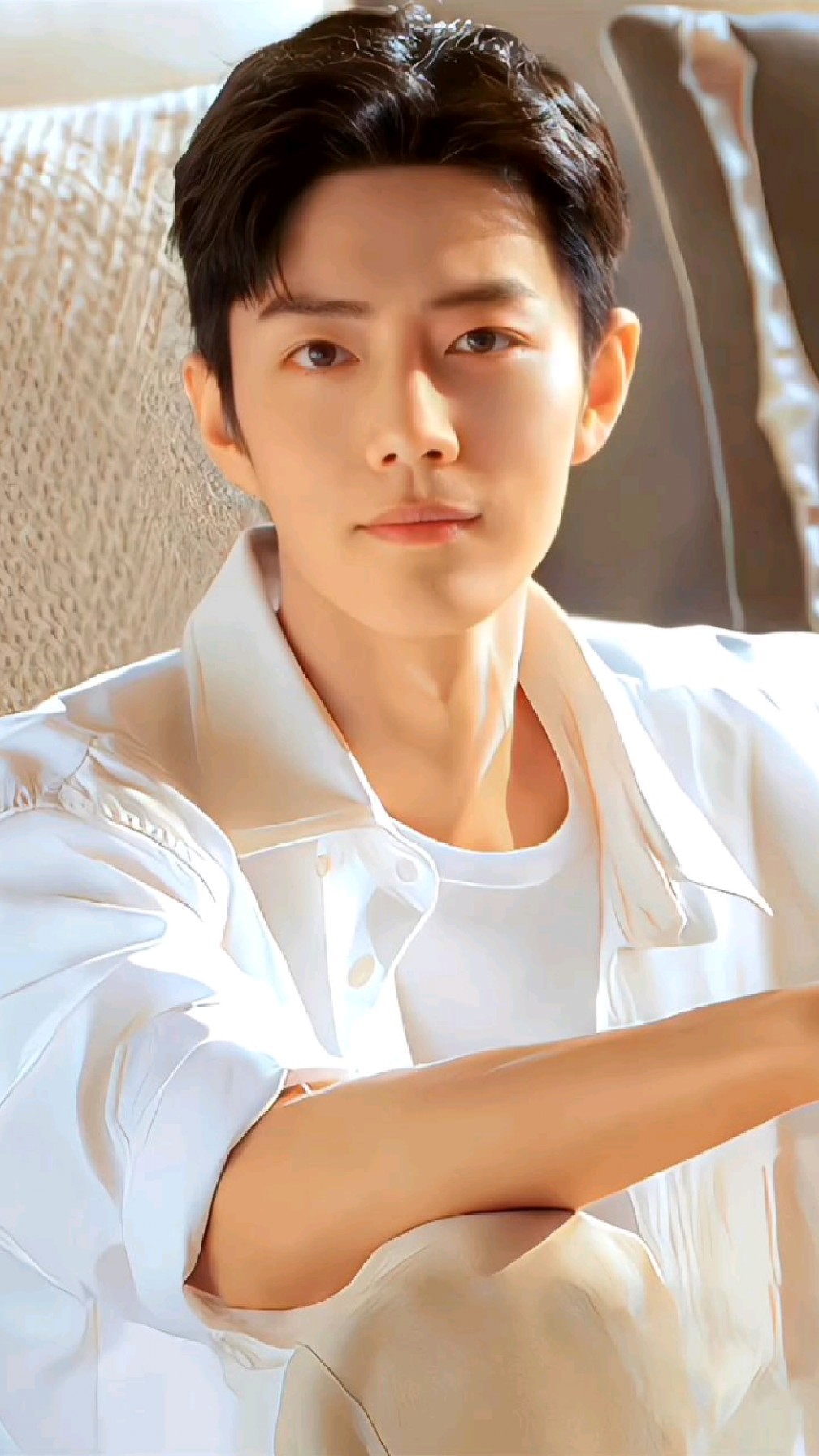 肖战与白衬衫的适配度少年感溢出屏幕