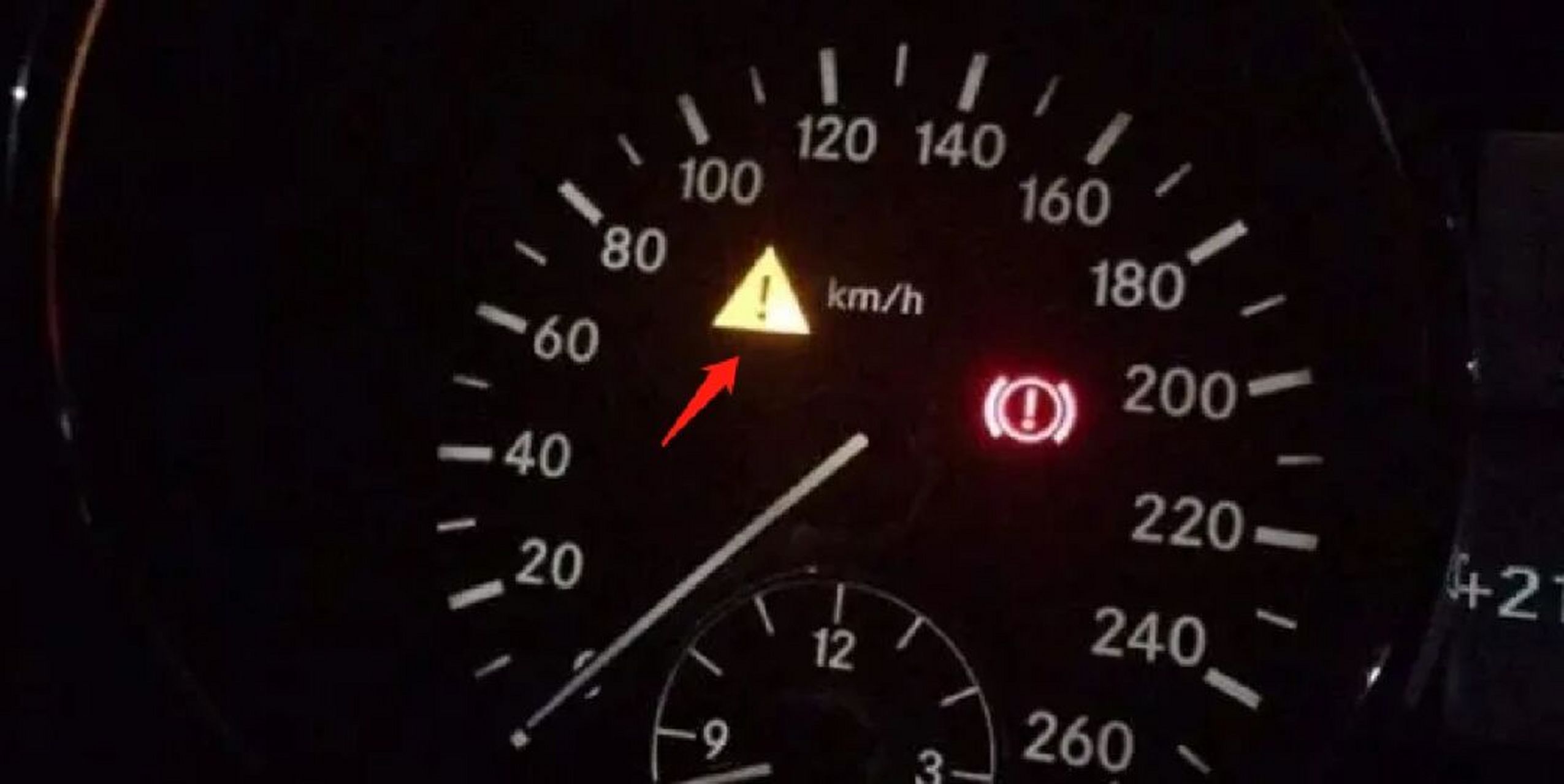 仪表盘显示黄色三角感叹号是常规故障显示灯,除刹车系统故障会移痧