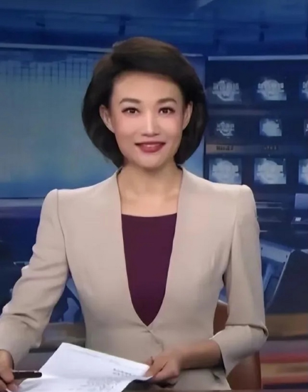 很多网友第一次在《新闻联播》以外看到央视主持人李梓萌,她本人和