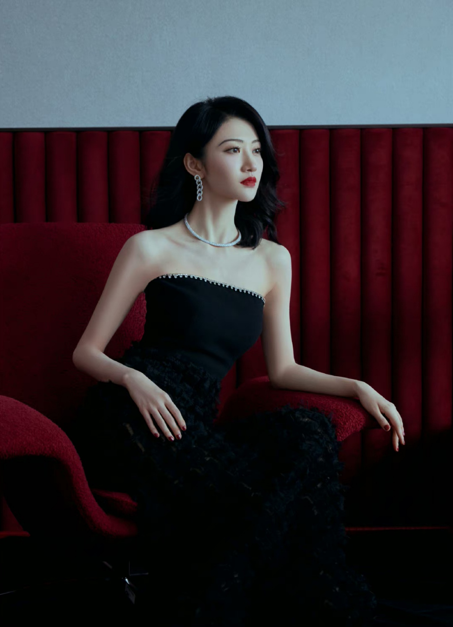 景甜# 一袭黑色抹胸束腰礼裙,肤白貌美的容颜,甜美清纯,窈窕曼妙的