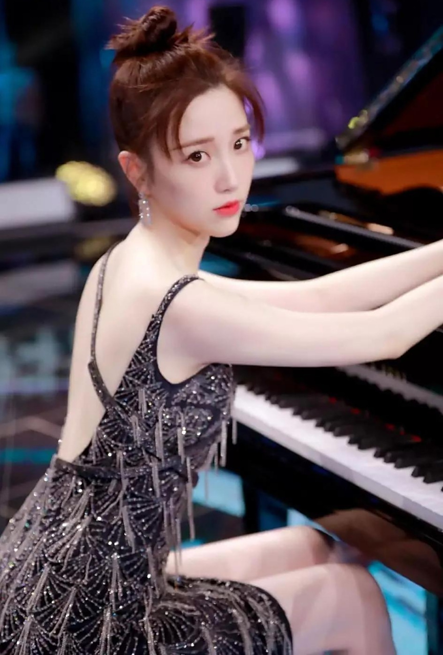 江苏卫视这位女主持人真是太美了!