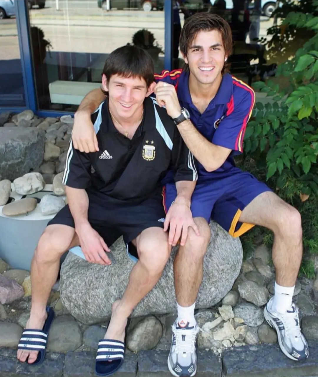 18年前的梅西和法布雷加斯,一个手捏着对方耳朵,大概率肯定要拉一拉