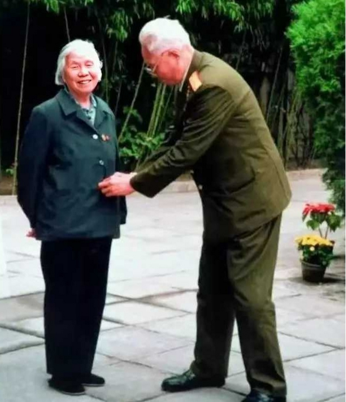 1991年冬,张震上将携妻子马龄松出席活动后,留下的温馨一幕.