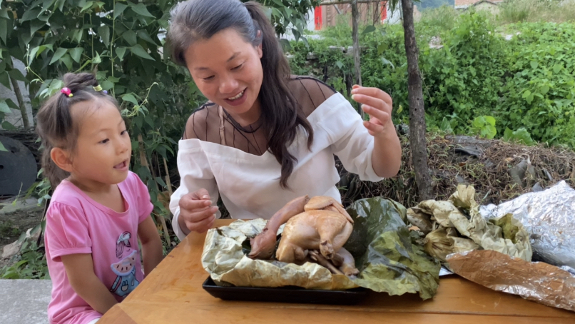 广西炮哥领结婚证后,媳妇拿荷叶第一次蒸土鸡,看媳妇如何待老人